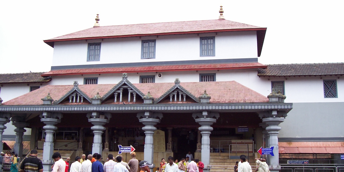 Il caso degli omicidi e stupri di massa attorno a un importante tempio induista, in India