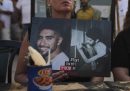 Fotografie di Evyatar David, uno degli ostaggi prigionieri di Hamas, mostrate da una donna durante la manifestazione a Tel Aviv