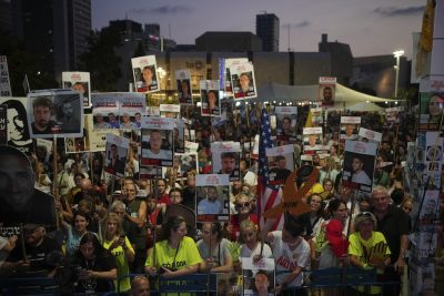Manifestazione contro la guerra nella Striscia di Gaza a Tel Aviv, in Israele