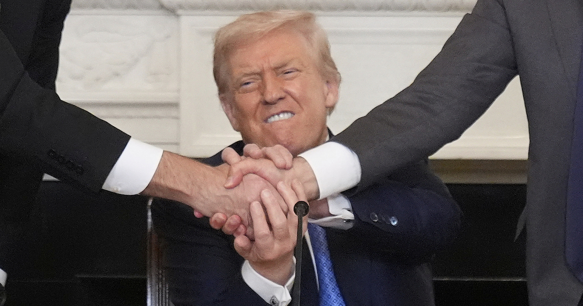Trump alla Casa Bianca fa stringere la mano al presidente dell'Azerbaijan e al primo ministro dell'Armenia, 8 agosto 2025