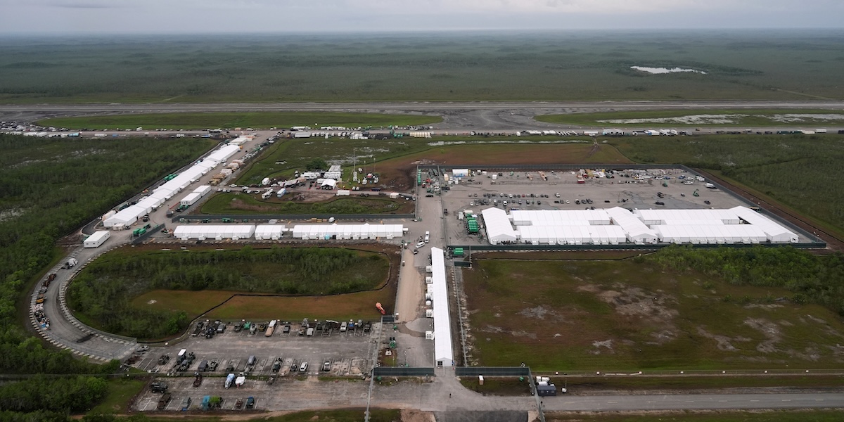 Una giudice ha ordinato la chiusura di “Alligator Alcatraz”