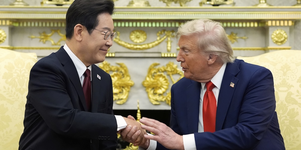 Donald Trump e Lee Jae Myung si stringono la mano dello Studio Ovale, il 25 agosto 2025 (AP Photo/Alex Brandon)