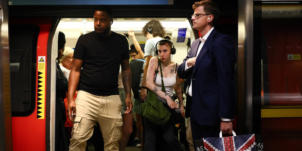 La metropolitana di Londra contro chi ascolta la musica senza cuffie