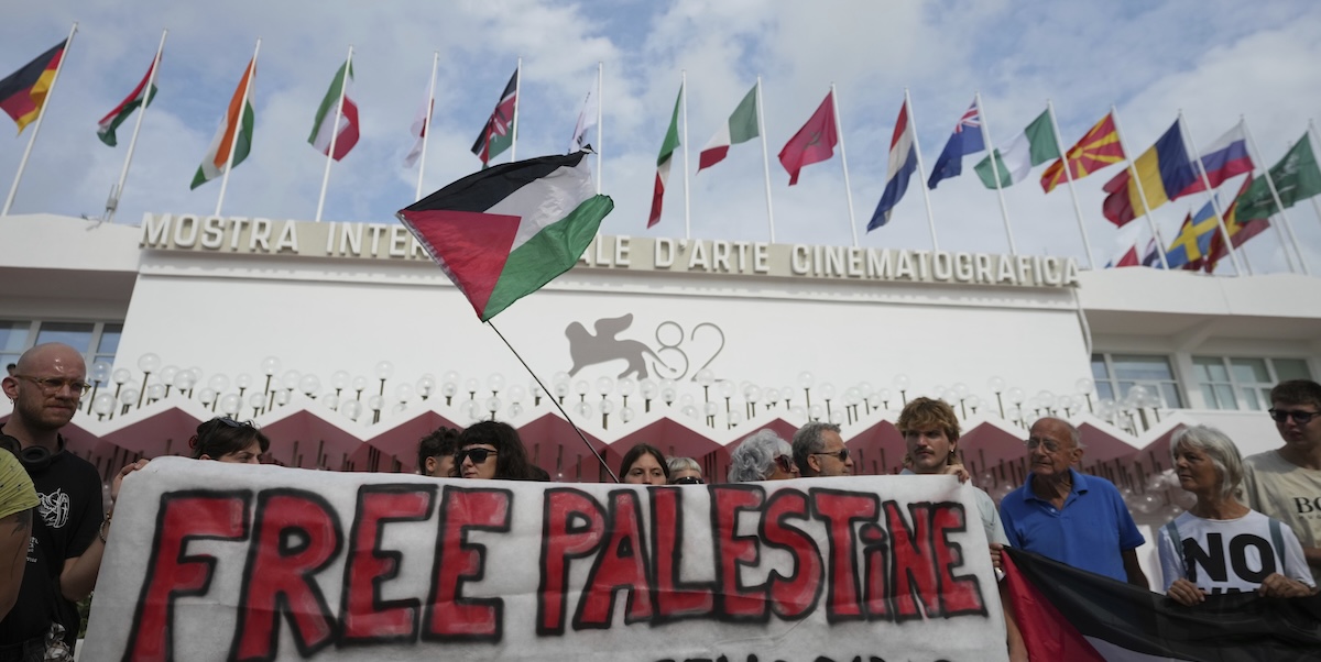 Una protesta di Venice4Palestine alla Mostra del cinema di Venezia. (Alessandra Tarantino/Invision/AP)