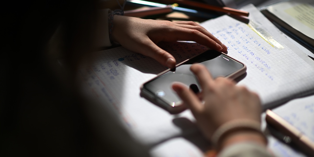 Il divieto sui cellulari mette un po’ nei guai le scuole