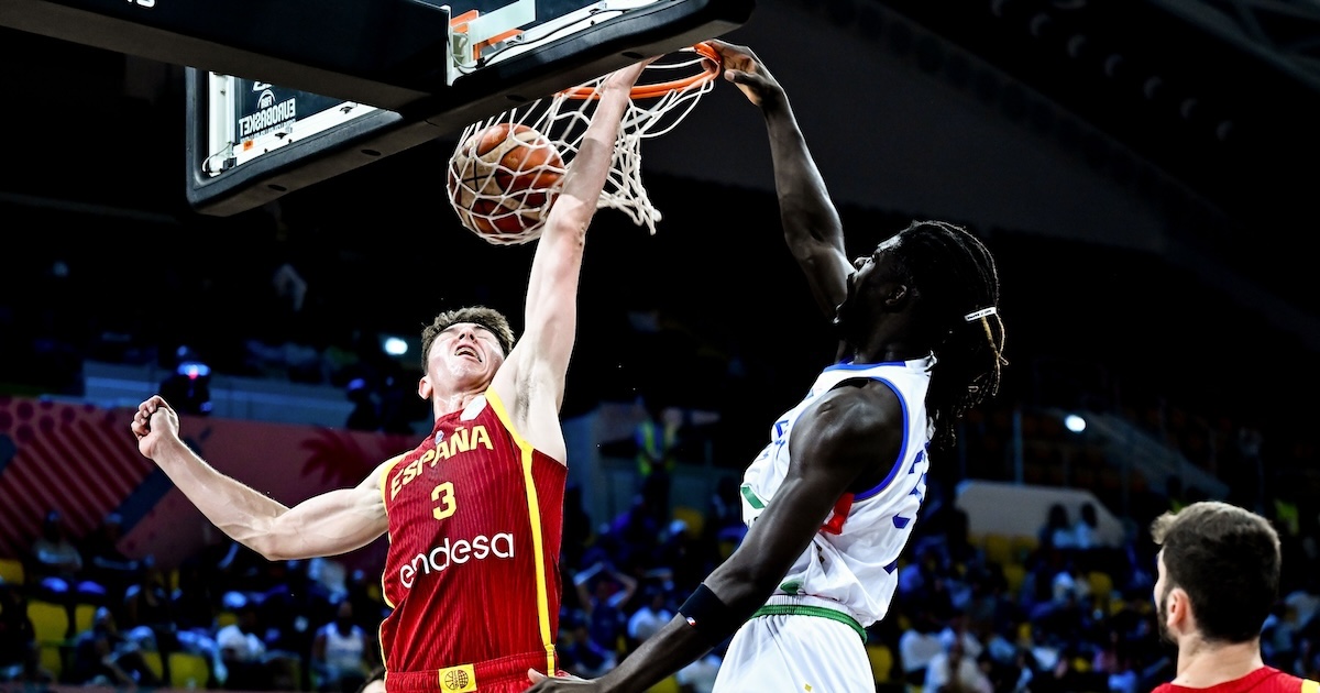 Una schiacciata di Diouf contro la Spagna (Xenophon Karakalos/Alto Press via ZUMA Press)