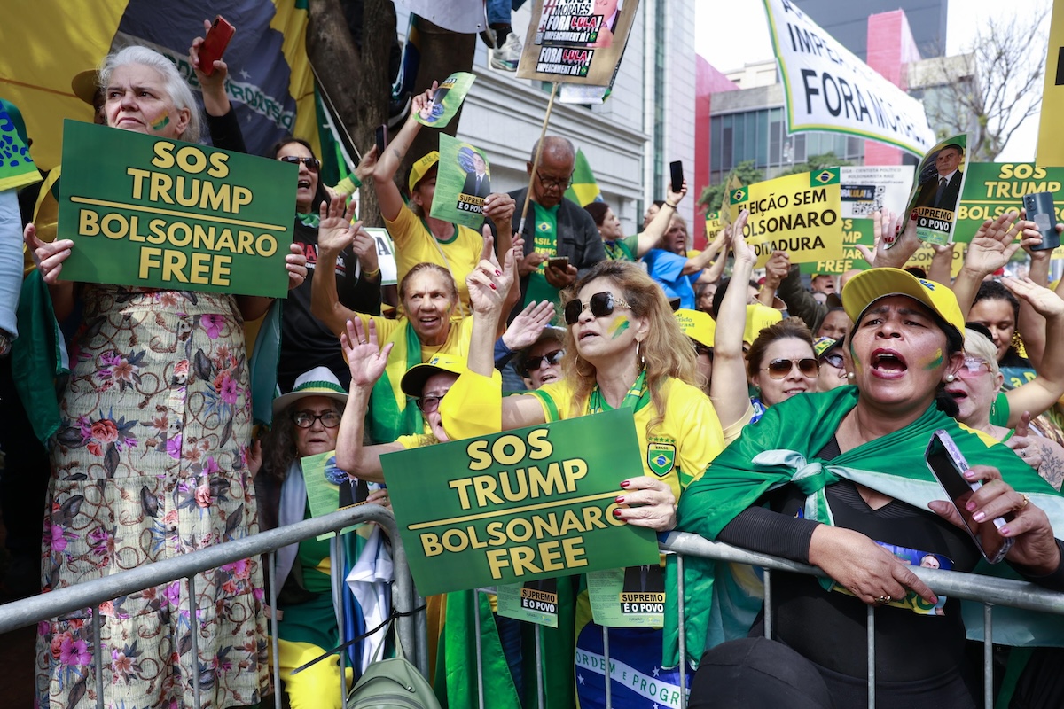 Le foto delle manifestazioni in Brasile per Bolsonaro, invocando Trump