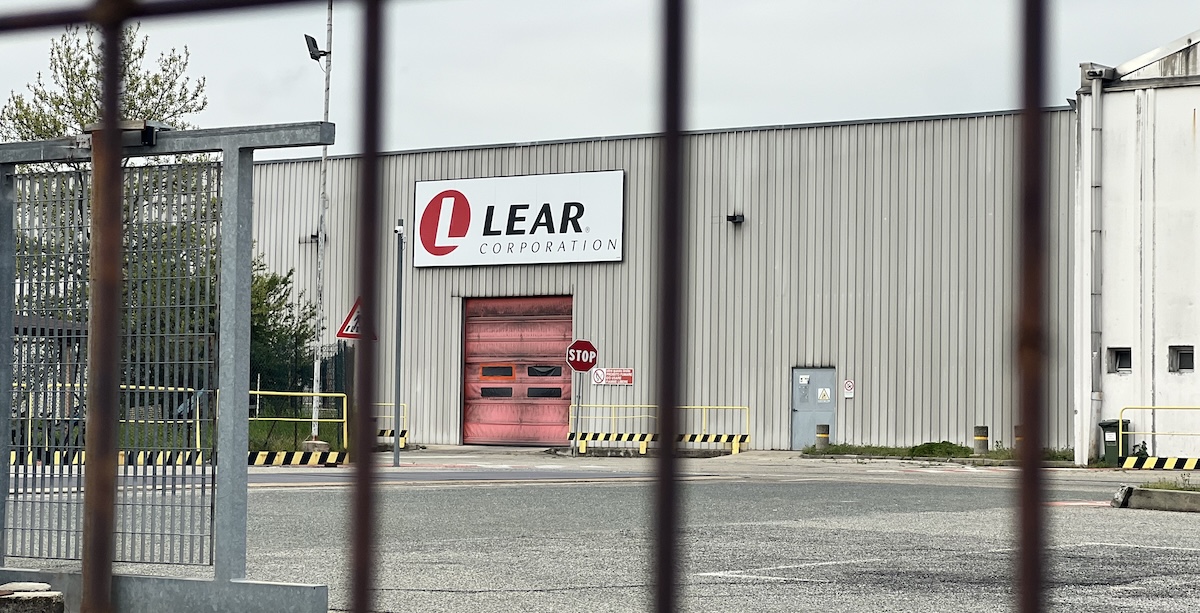 Ci sono pochi mesi per salvare centinaia di lavoratori della Lear dal licenziamento
