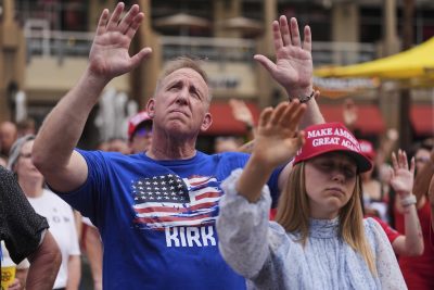 Persone tra il pubblico del funerale