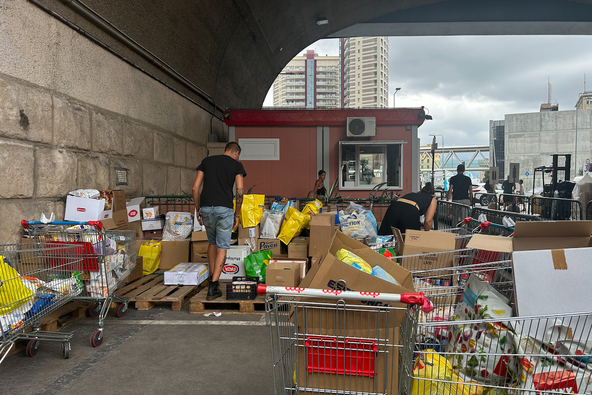 Le 300 tonnellate di cibo raccolto per Gaza sono bloccate al porto di Genova