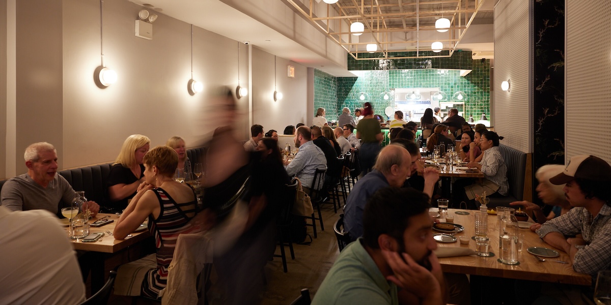 Clienti che cenano al ristorante Lola's di New York, il 20 agosto 2024. (Colin Clark/The New York Times/Contrasto)