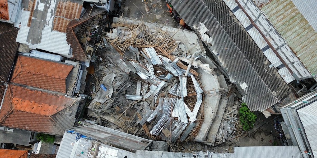 Ci sono ancora 60 persone intrappolate sotto le macerie della scuola in Indonesia