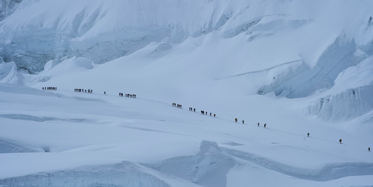 Ci sono ancora centinaia di alpinisti bloccati sull’Everest