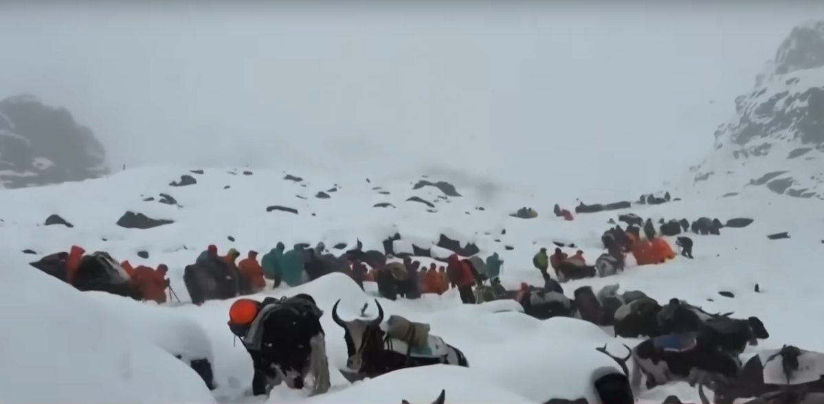 Gli alpinisti bloccati sull’Everest sono tutti in salvo