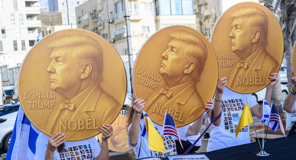 Trump ci sta provando fortissimo a vincere il Nobel per la Pace