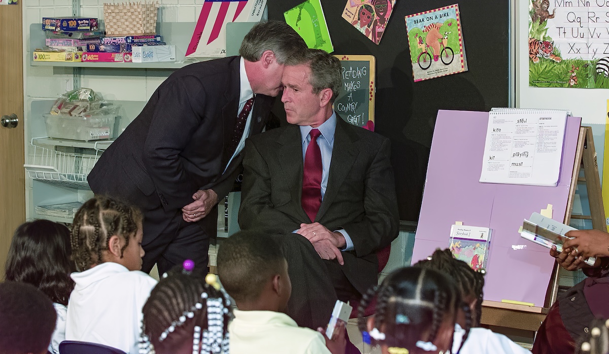 Come i leader scoprono le grosse notizie mentre sono impegnati in altro