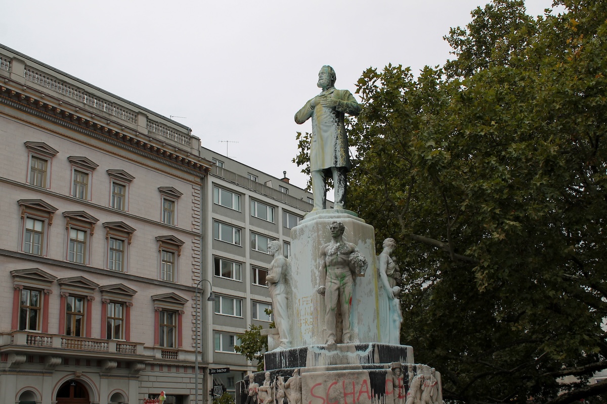 In centro a Vienna c’è una statua sempre coperta di vernice