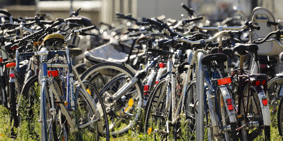 Si può fare la multa a chi lega la bici dove capita