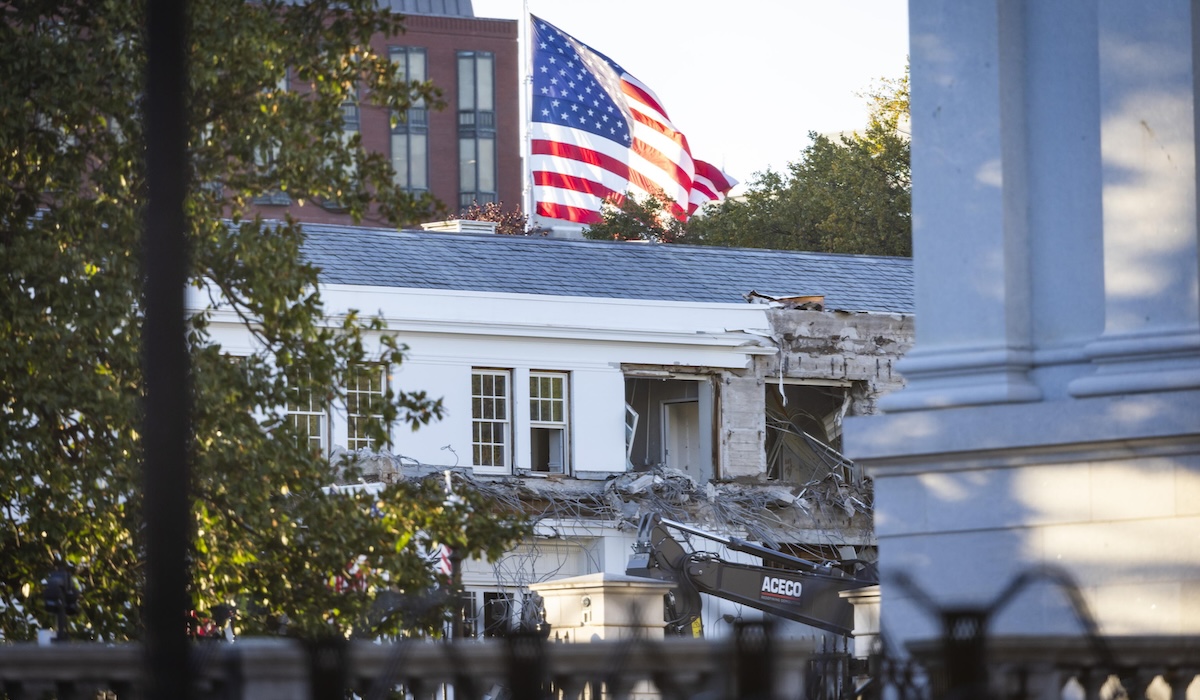 Stanno demolendo una facciata della Casa Bianca