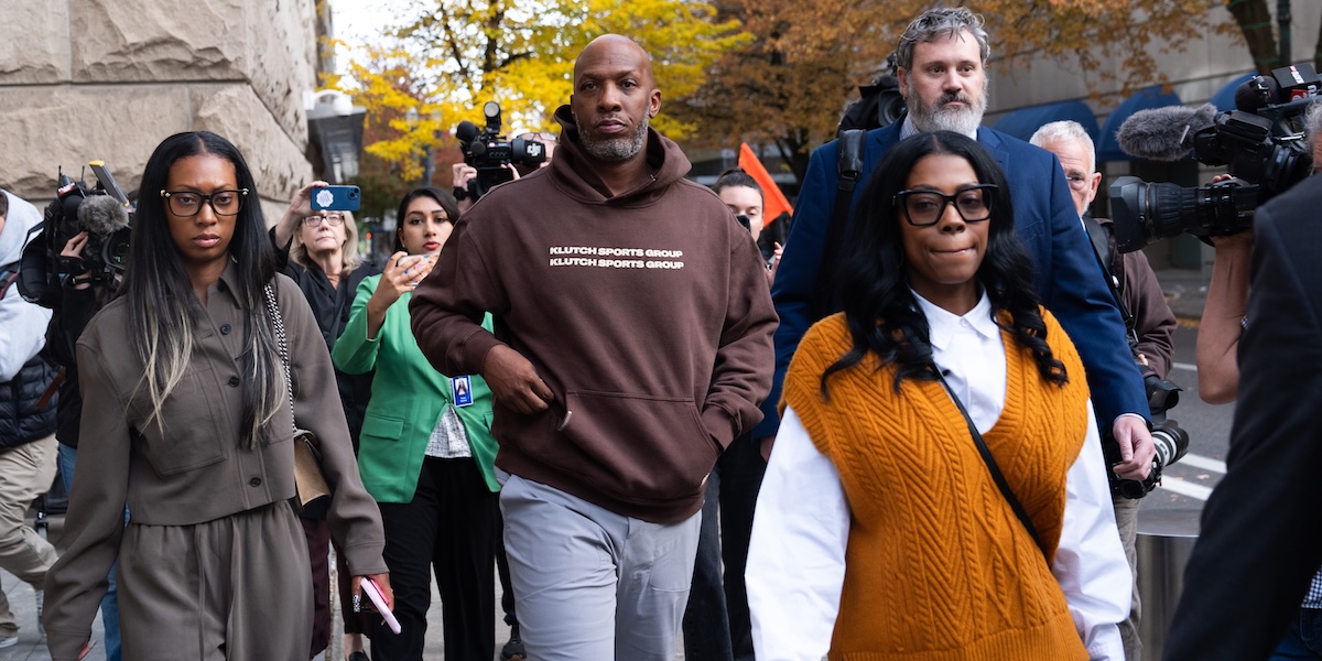 Celebrità dell’NBA, un tavolo a raggi X e un po’ di vecchia scuola
