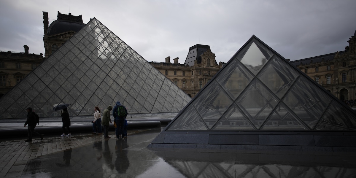 Altre cinque persone sono state arrestate per il furto al Louvre