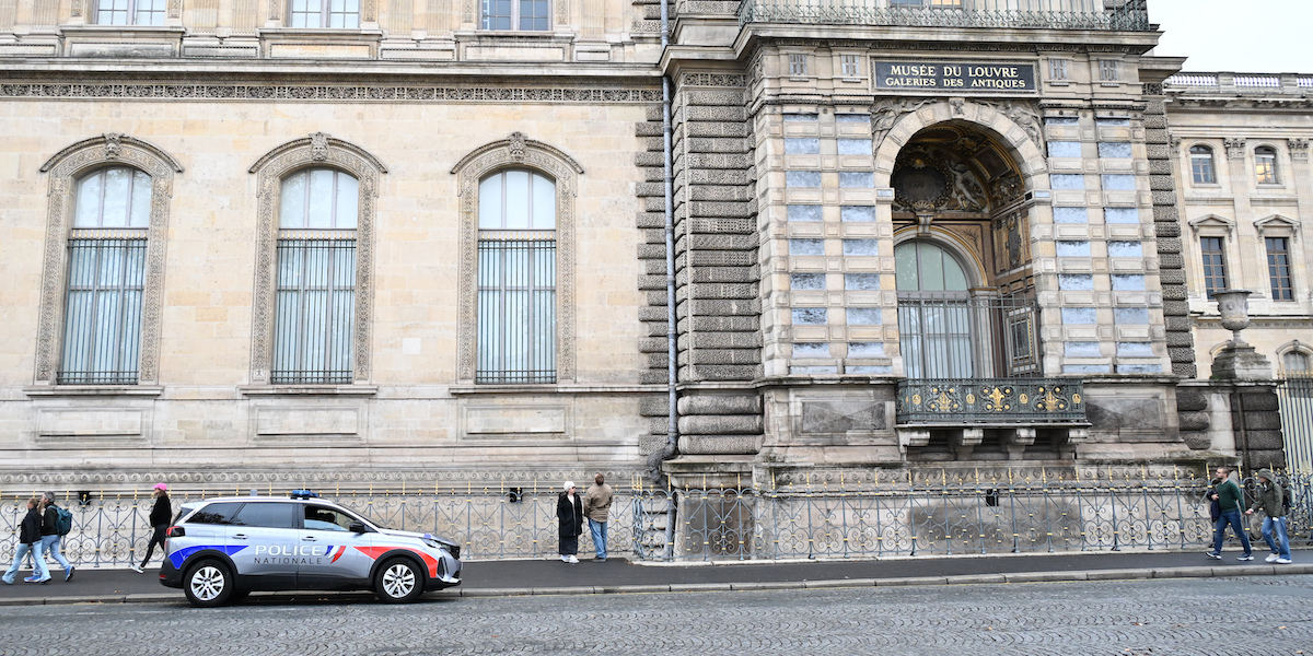 Altre due persone sono state incriminate per il furto al Louvre