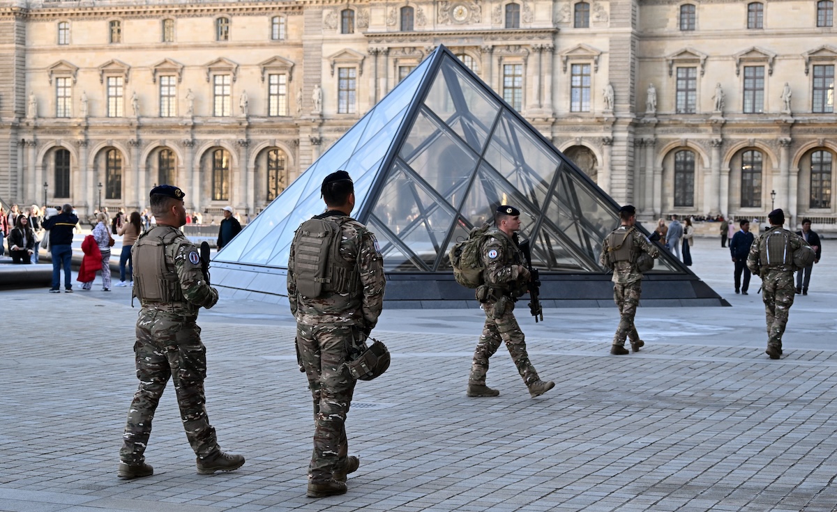 Le molte falle nella sicurezza del Louvre