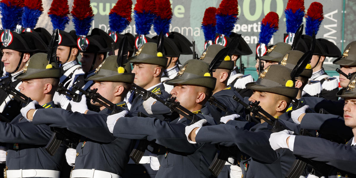 Il governo non vuole che gli insegnanti vadano a un corso contro la militarizzazione