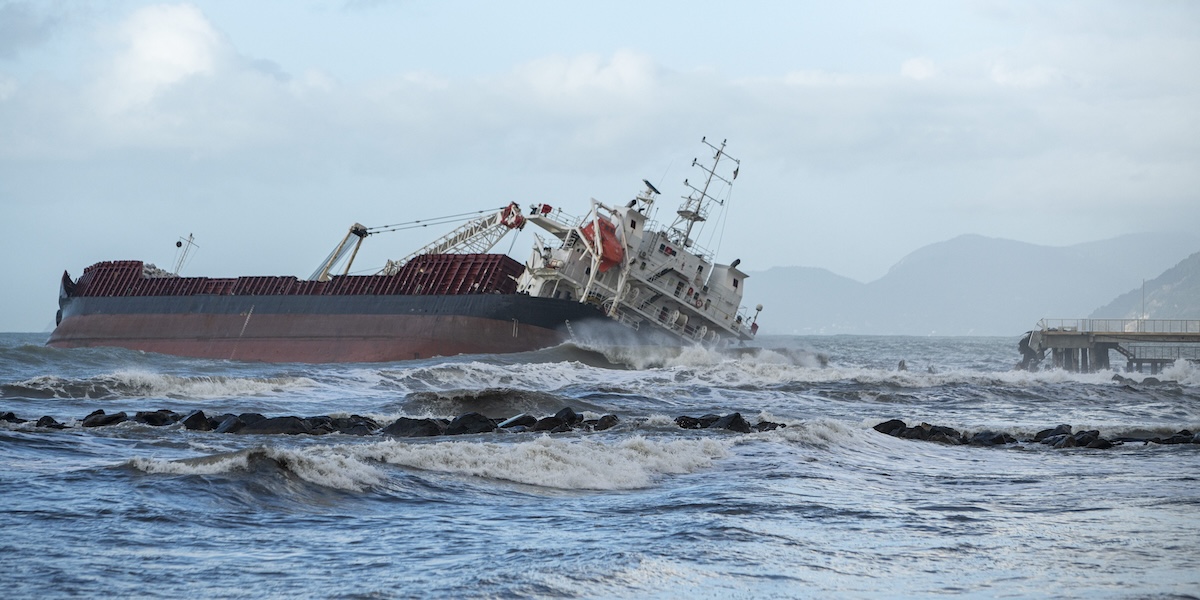 È iniziata la rimozione della nave incagliata a Marina di Massa da nove mesi