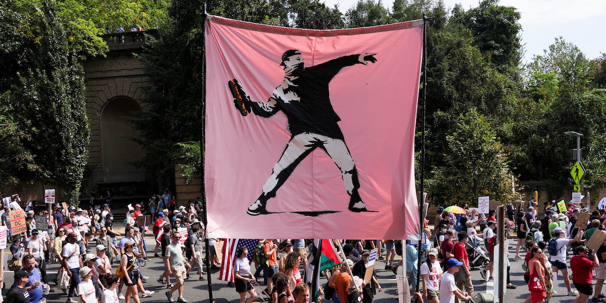 Lanciare un panino contro le forze dell’ordine è un reato?