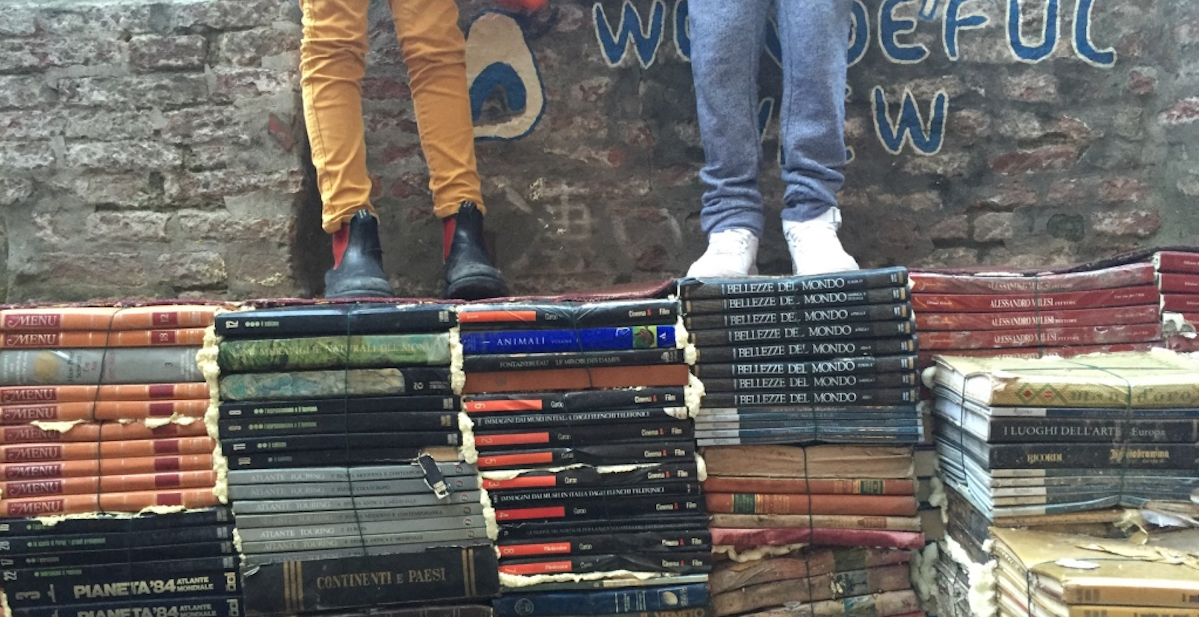 Un muro di libri usati alla libreria Acqua Alta di Venezia (foto Giacomo Papi)