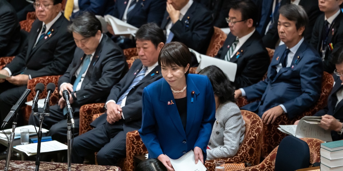 La nuova prima ministra del Giappone lavora già troppo