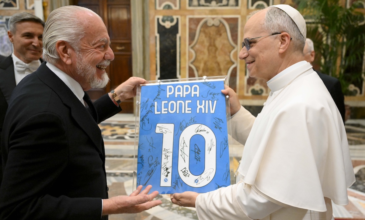 Ormai va di moda regalare magliette al papa