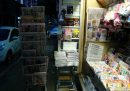 I giornali messi a posto alle sei e mezza del mattino (Riccardo Trabattoni/il Post)