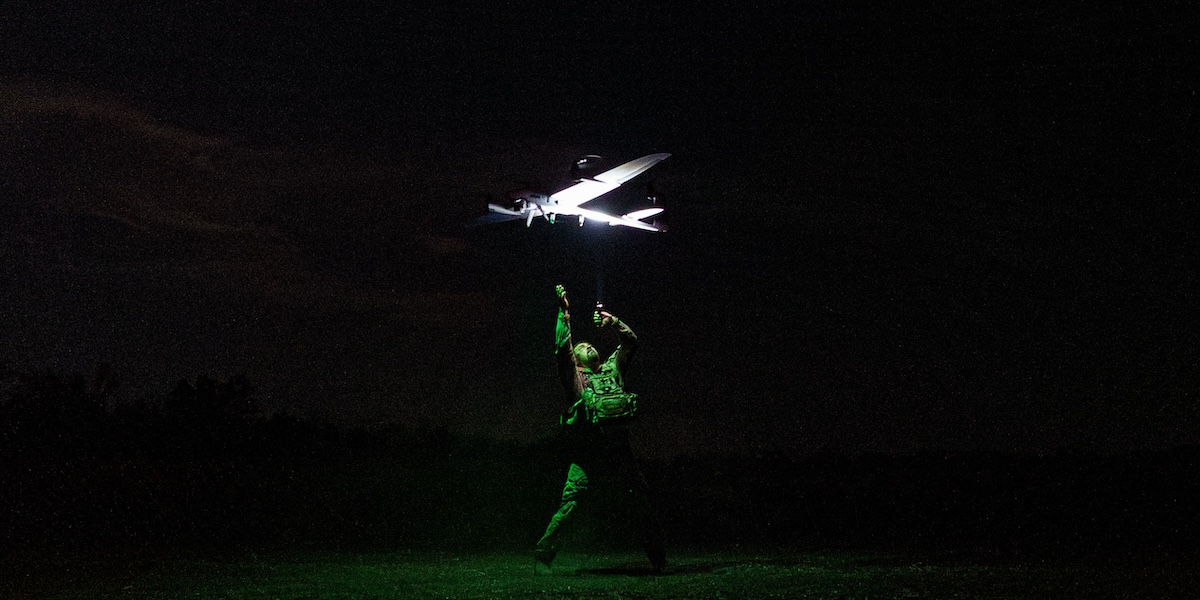 Un militare ucraino lancia un drone da ricognizione sul fronte di Donetsk, in Ucraina, 6 settembre 2025 (AP Photo/Vasilisa Stepanenko)