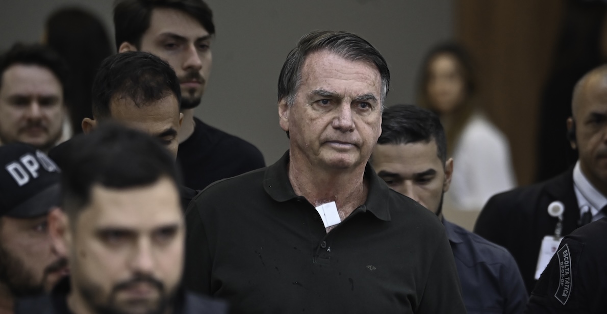 La strana spiegazione di Bolsonaro sul tentativo di togliersi la cavigliera elettronica