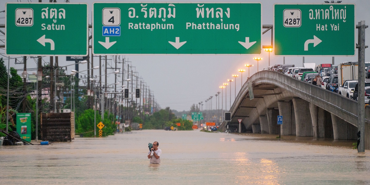 Nelle estese alluvioni in Thailandia sono morte almeno 33 persone