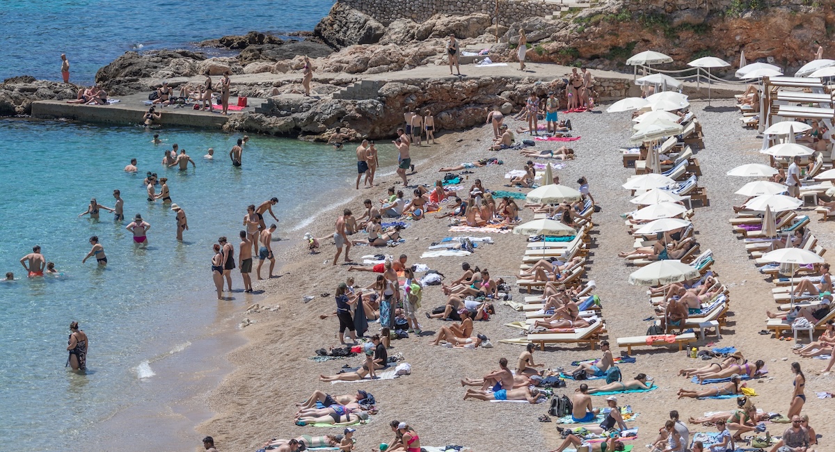 Questa spiaggia di Dubrovnik ora è piena di spazzatura