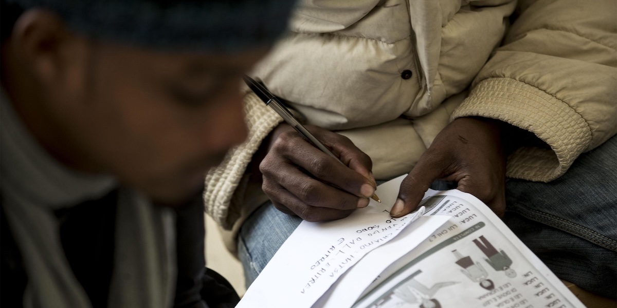 Migranti durante una lezione di italiano a Roma, il 19 febbraio 2018 (ANSA/Massimo Percossi)