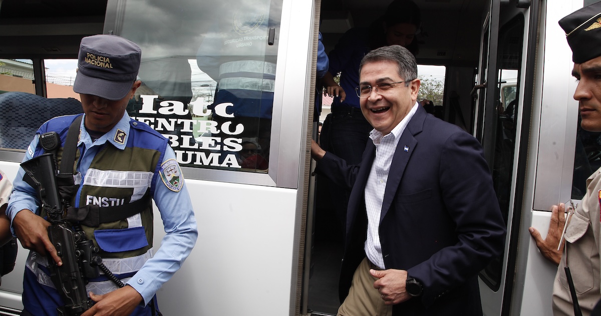 Com’è che Trump ha graziato un noto condannato per narcotraffico