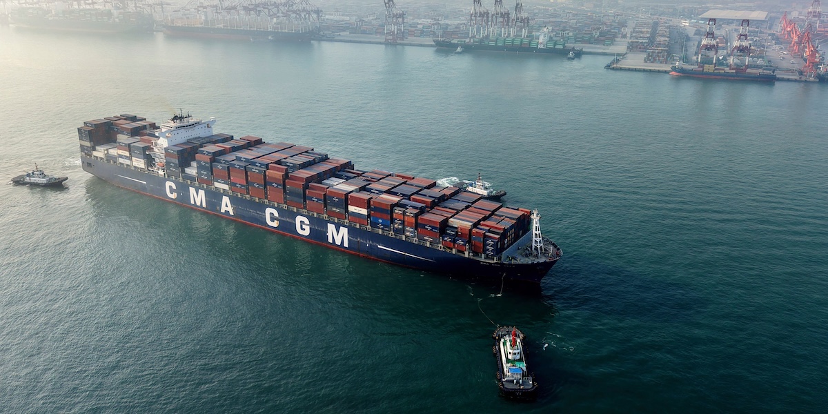 Una nave cargo al porto di Qingdao, nella Cina orientale (Chinatopix via AP)