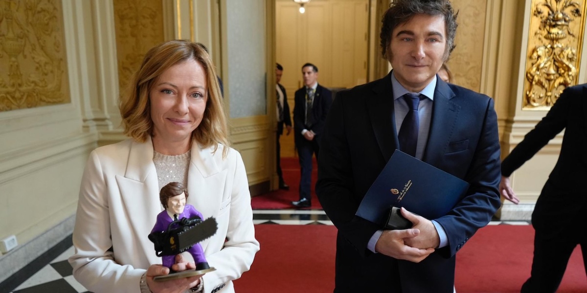 Giorgia Meloni con la statuetta regalatale da Javier Milei durante un incontro a Buenos Aires, Argentina, il 20 novembre 2024 (ANSA/PRESIDENZA ARGENTINA)