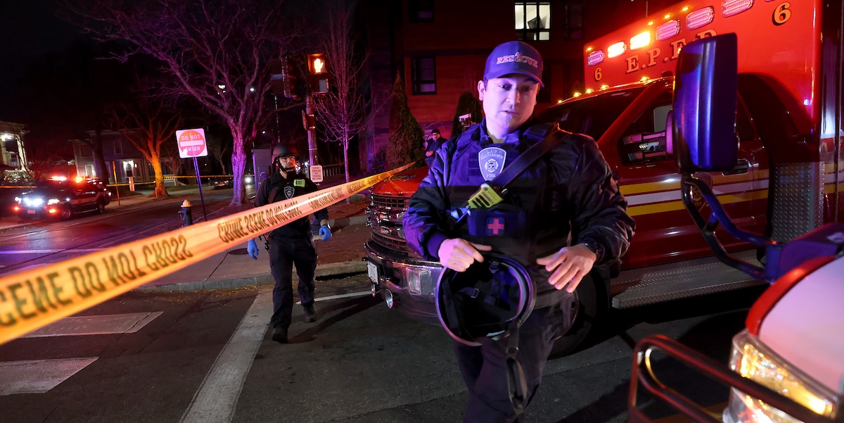 Soccorritori sul luogo dell'attacco (AP Photo/Mark Stockwell)