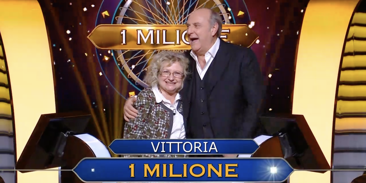 Gerry Scotti con la vincitrice della puntata, Vittoria Licari (Mediaset Infinity)