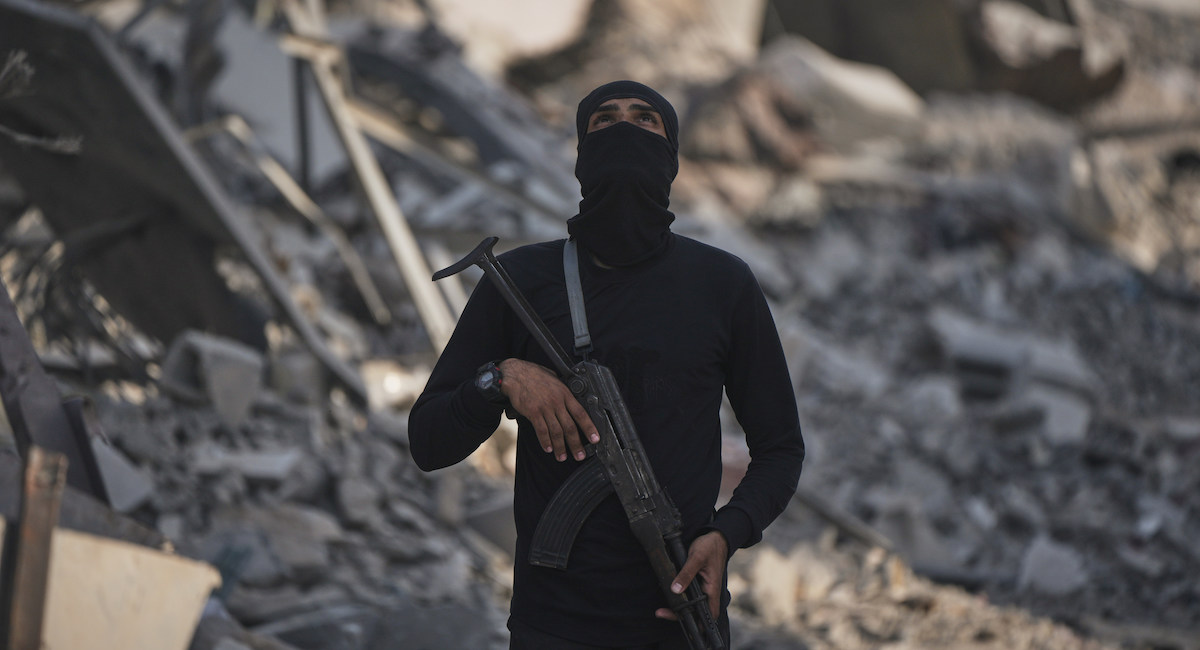 Un miliziano di Hamas nella città di Gaza, 5 novembre 2025