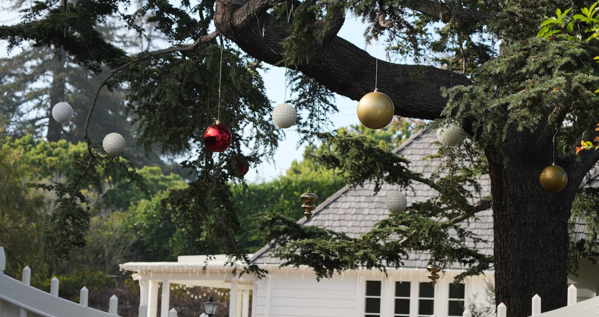 Le decorazioni di Natale appese a un albero dentro la casa di Rob Reiner a Los Angeles (Chris Pizzello/AP)