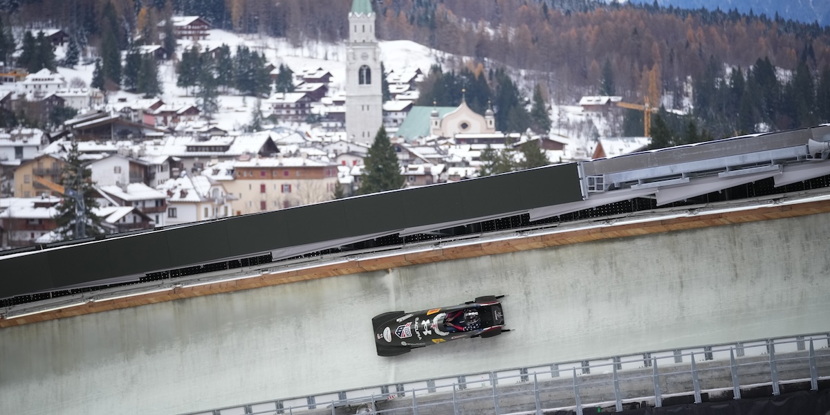 La gara di Coppa del Mondo di bob a Cortina d'Ampezzo, 22 novembre 2025 (AP Photo/Andrew Medichini)