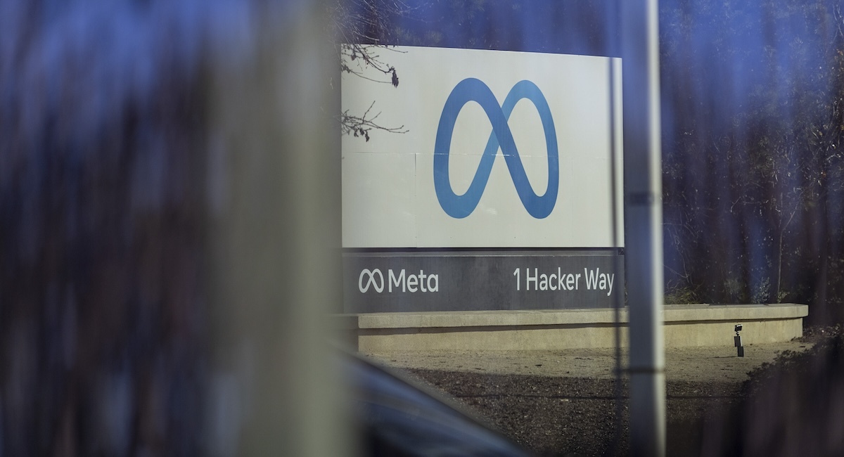 Le pubblicità di truffe fanno guadagnare una fortuna a Meta, secondo Reuters