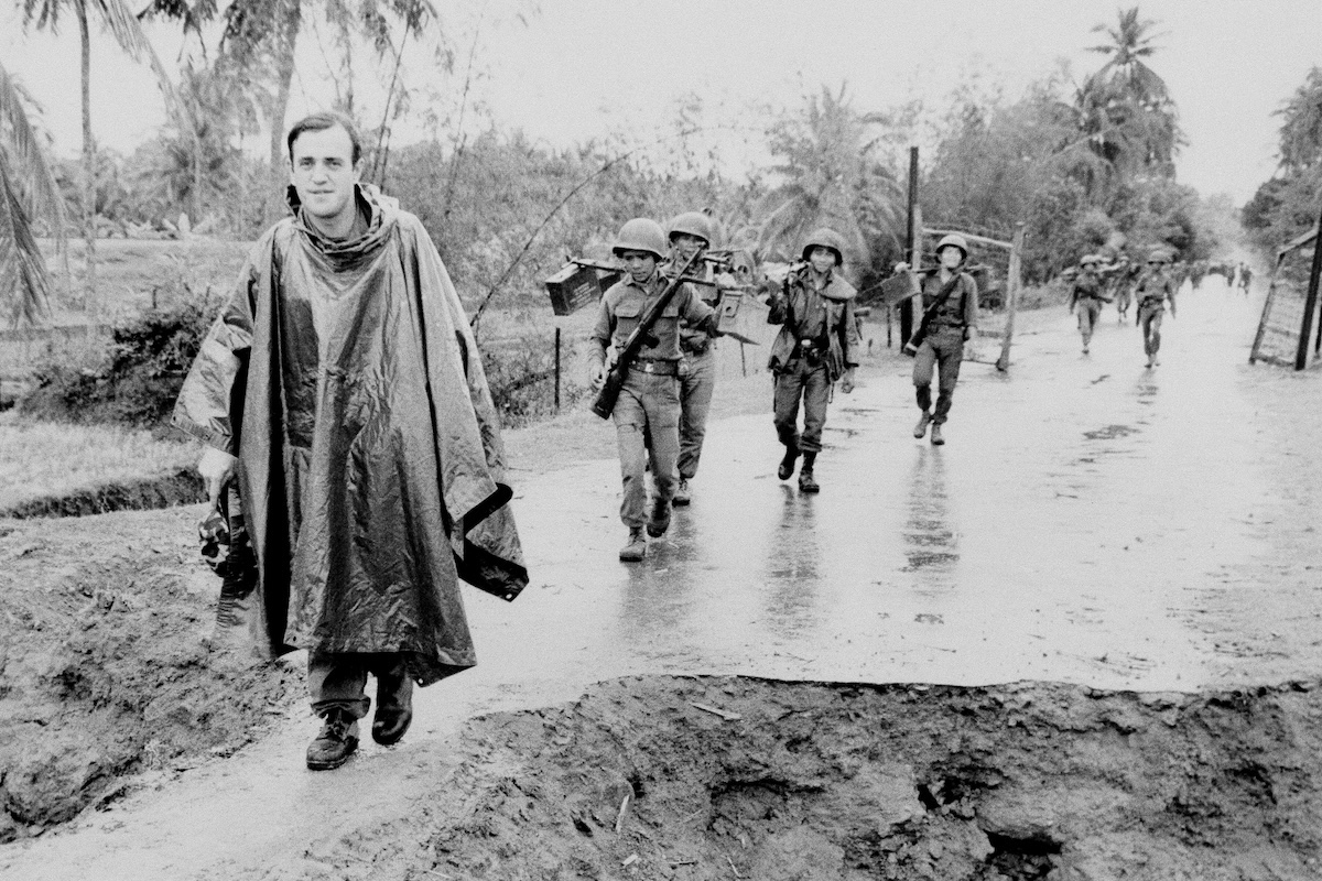 Peter Arnett (sinistra) in Vietnam, 11 novembre 1965 (AP Photo)