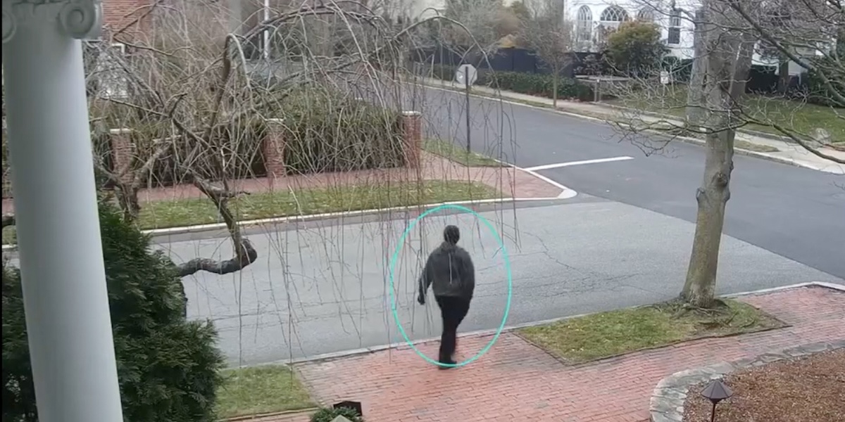 Un frame di un video di una telecamera di sorveglianza di un un quartiere residenziale vicino all'università, 13 dicembre 2025 (FBI via AP)